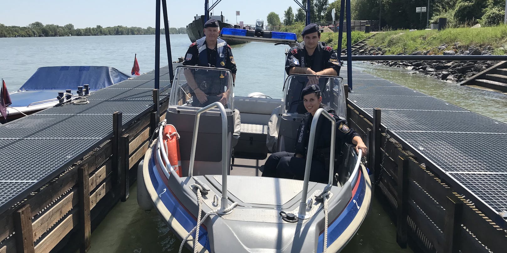 Die Beamten der Wasserpolizei (Foto v.l.n.r. hinten: Gruppeninspektor Klaus S., Inspektor Deniz C.; vorne: Revier-inspektorin Sarah K.) retteten den Ertrinkenden aus der Donau.