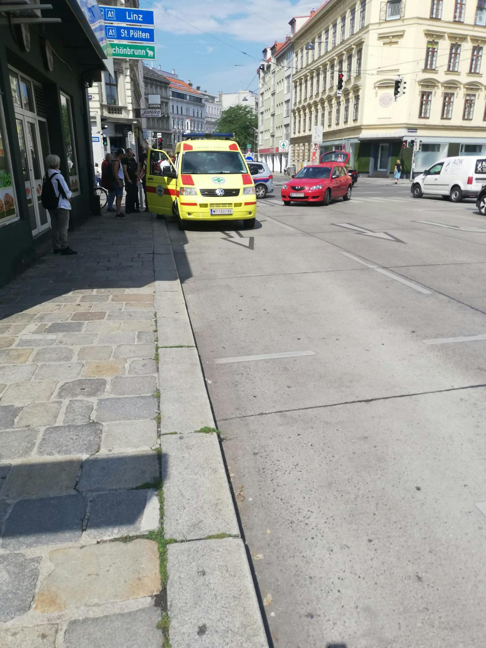 Fußgängerin auf Wienzeile von Pkw angefahren