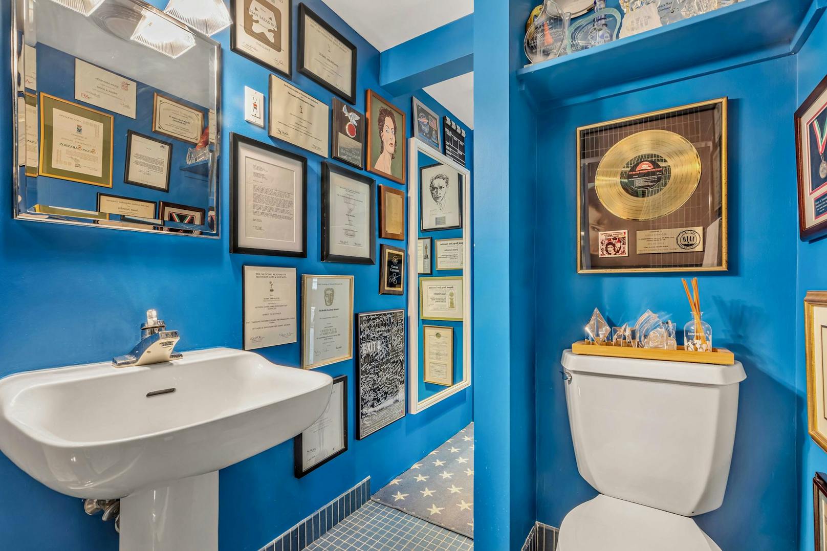 Das Highlight der Wohnung: Das blaue Badezimmer, auch "Oscar-Bad" genannt. Hier bewahrt die 73-Jährige all ihre Auszeichnung auf - bisher zumindest.<br>