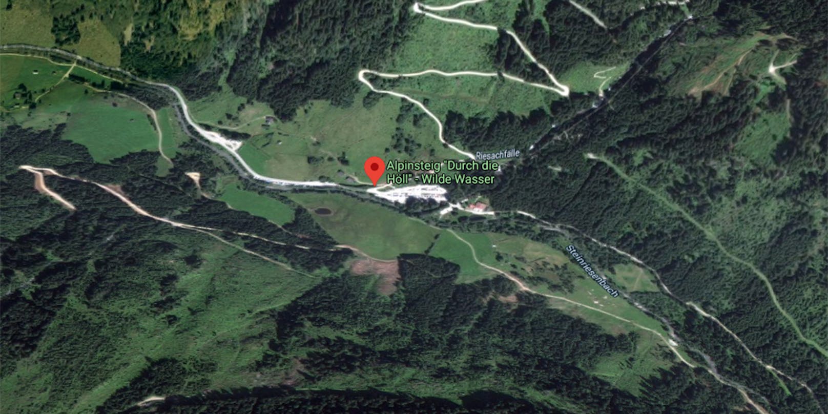 Der 27-Jährige wurde am Mittwoch gegen 0:30 Uhr im Bereich des "Alpinsteiges Höll – Wilde Wasser" unterhalb einer Felswand tot aufgefunden.