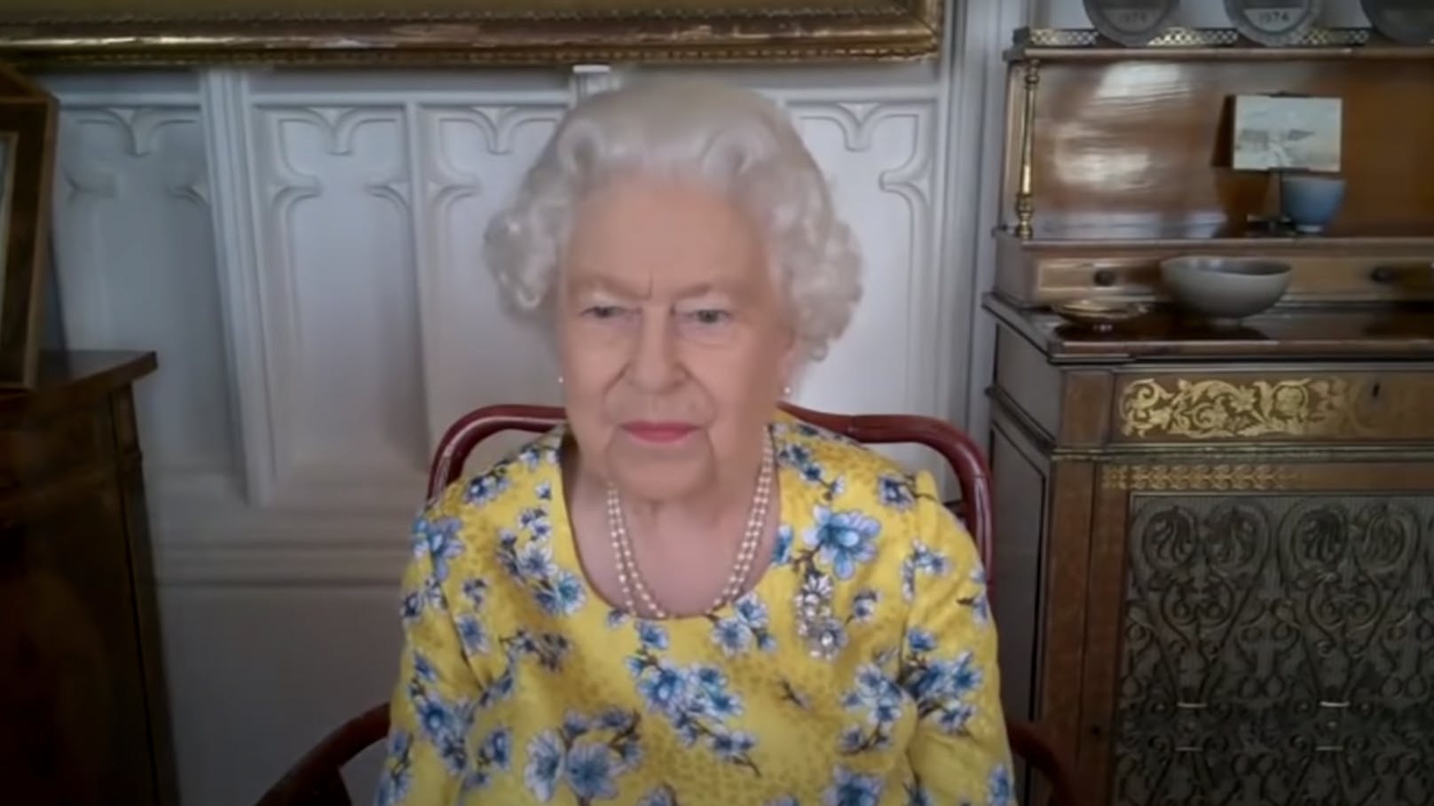 Queen Elizabeth II. trägt beim Zoom-Call keine Jogginghose, sondern Kleider mit möglichst auffälligen Prints.