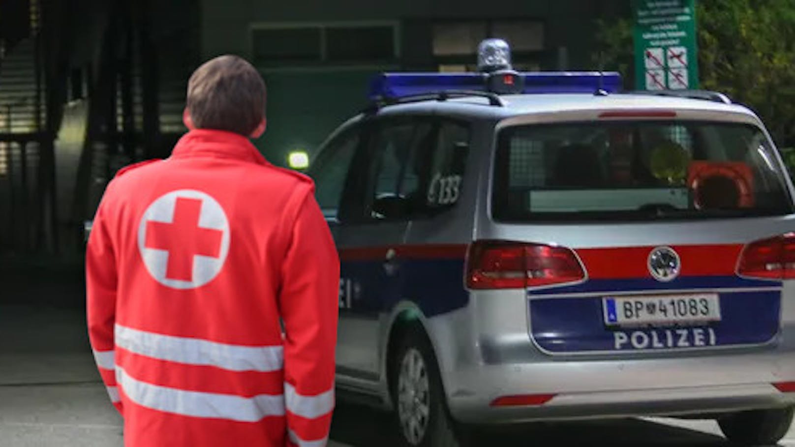 Mann schlägt Freundin ins Gesicht, tritt ihr in Bauch