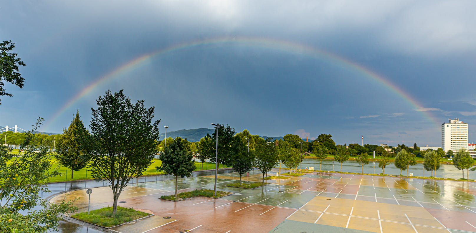 Ruhe nach dem Sturm: Ein großer Regenbogen über Urfahr.