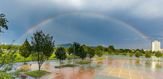 Ruhe nach dem Sturm: Ein großer Regenbogen über Urfahr.