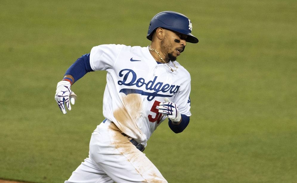 Dodgers-Outfielder Mookie Betts kassiert, bis er 52 Jahre alt ist. 