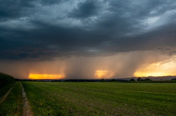 Kräftige Gewitter im Süden.