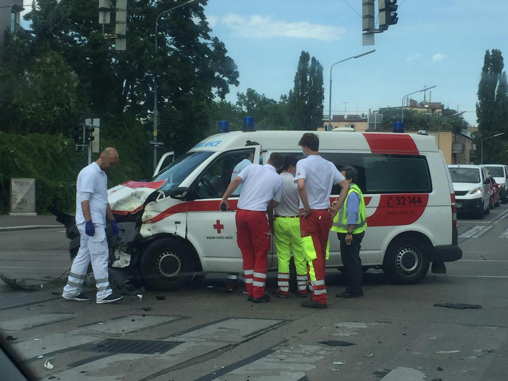 Auf der Hetzendorfer Straße in Wien Meidling krachte ein Pkw in ein Rettungsauto des Roten Kreuzes. Dabei wurde ein Sanitäter schwer, zwei weitere leicht verletzt.