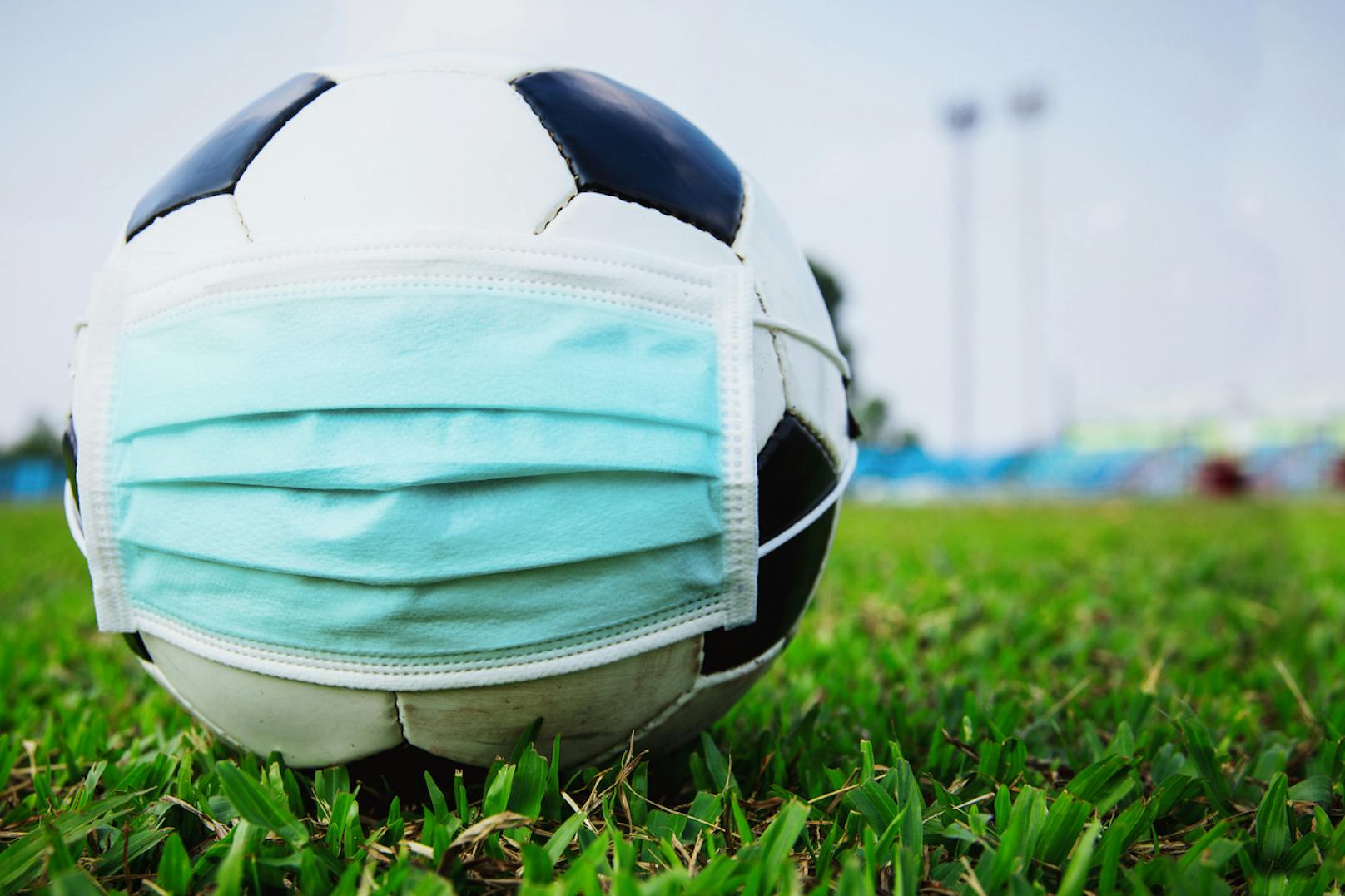 Symbolfoto eines Fußballs mit Corona-Maske.