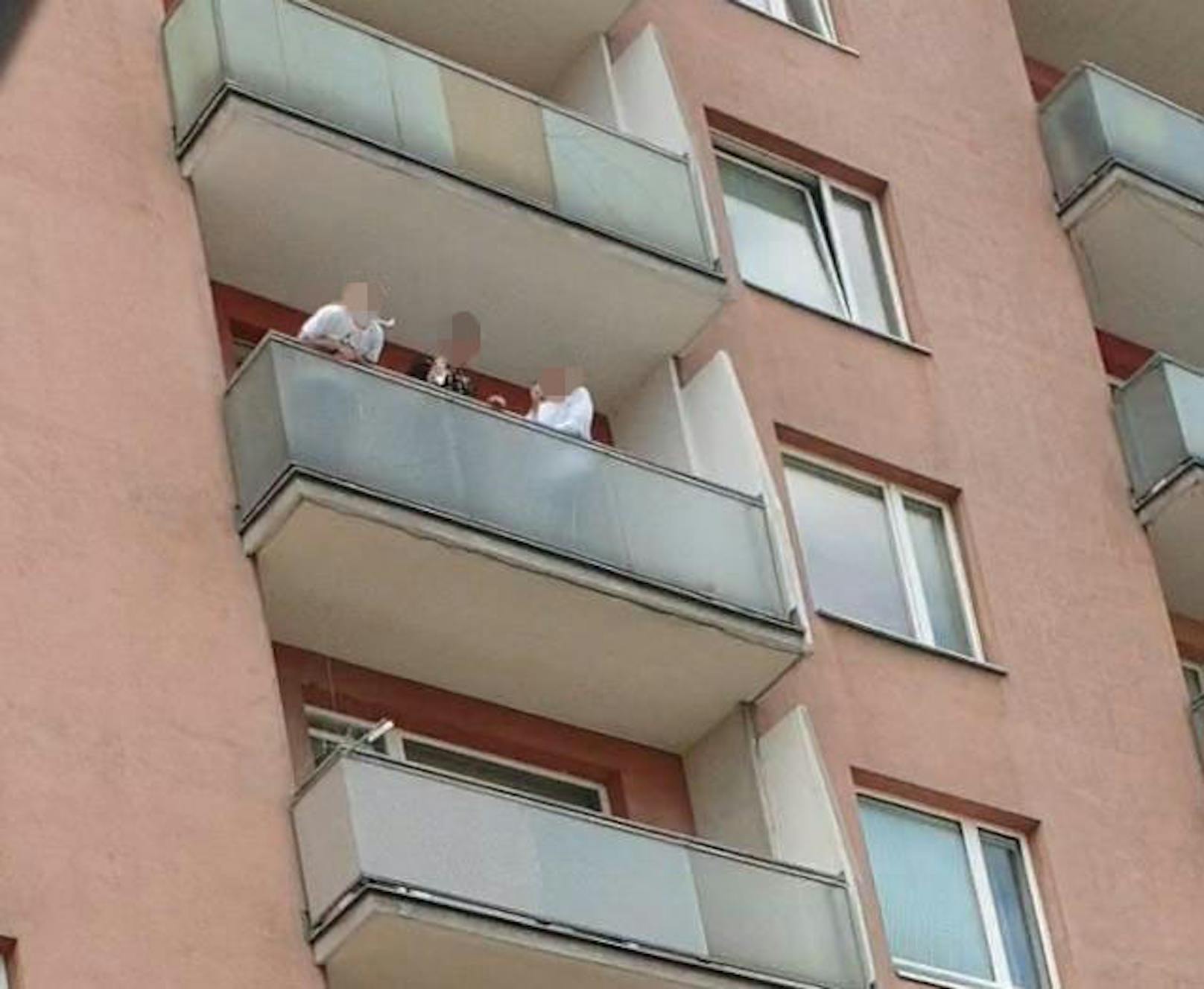 Drei Jugendliche spuckten vom Balkon auf Passanten.