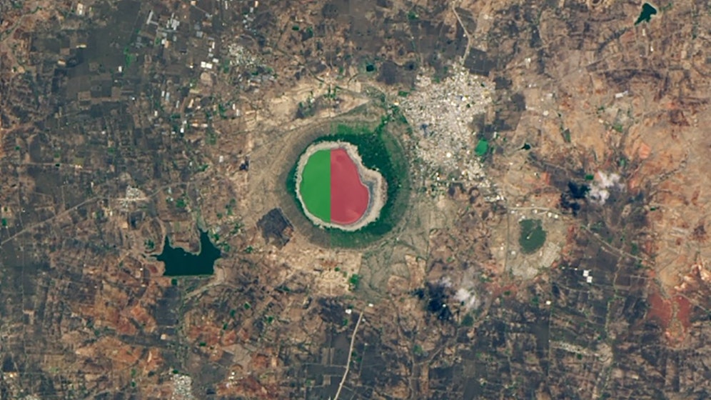 Noch ist nicht geklärt, warum der Lonar See in Indien sich rosa färbte.