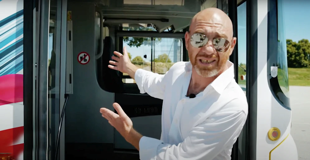 Alkbottle-Sänger Roman Gregory führt durch die Sendung.