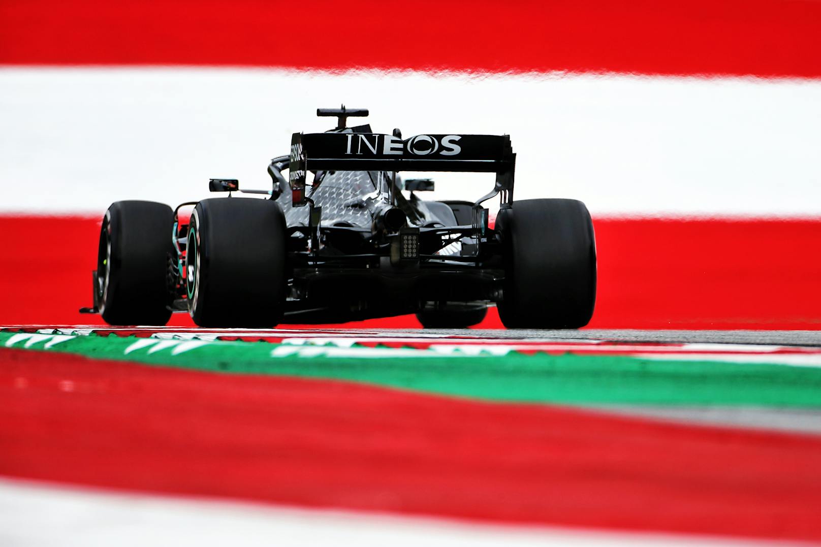 Lewis Hamilton im schwarzen Mercedes