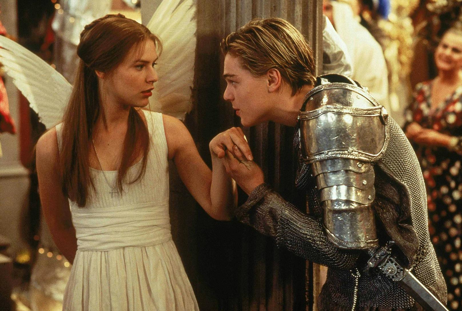 Mit <em>Romeo + Juliet"</em> hatten die Hauptdarsteller <strong>Claire Danes</strong> (li.) und <strong>Leonardo DiCaprio</strong> wenig gemeinsam. Claire fand Leo dermaßen "kindisch", das sie sogar das Rollenangebot für "Titanic" ausschlug und ihren Platz Kate Winslet überließ.
