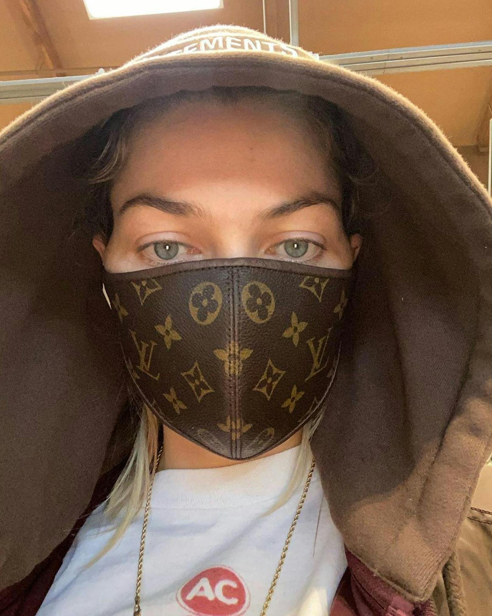 Model Jessica Hart (34) trägt eine Maske mit Louis-Vuitton-Logo. Das Modell ist eine Kopie und kostet bei Etsy um die 131,5&nbsp; Euro.