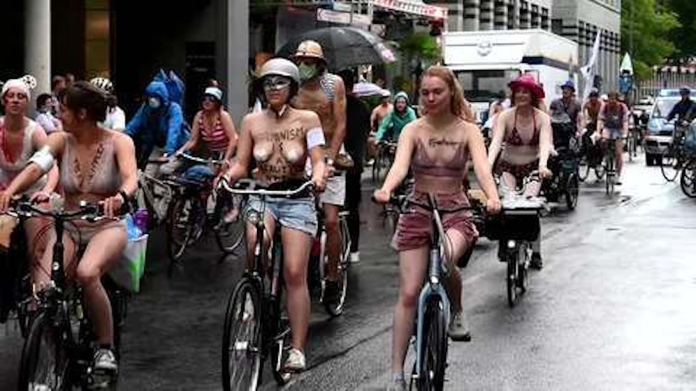 Bei dieser Demo war viel nackte Haut zu sehen.