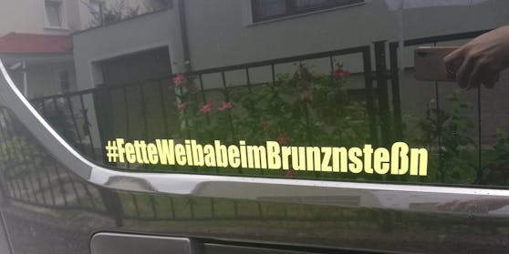 Der Sticker klebt auf dem Privatauto eines Mitarbeiters der Wiener Berufsrettung.