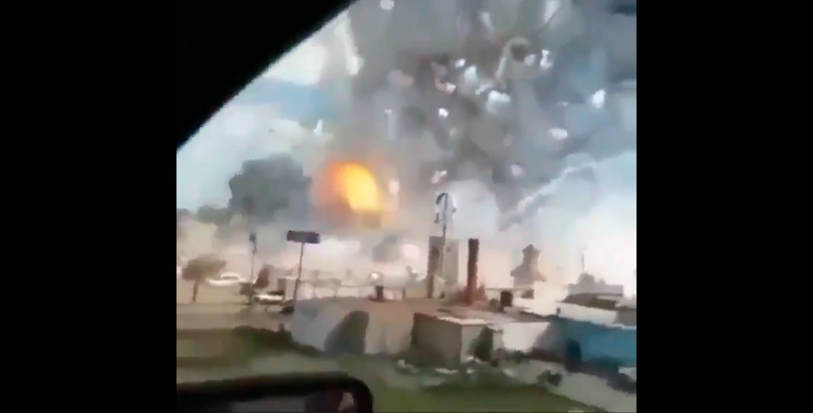 Ein Video zeigt die Explosionen auf dem Werksgelände.