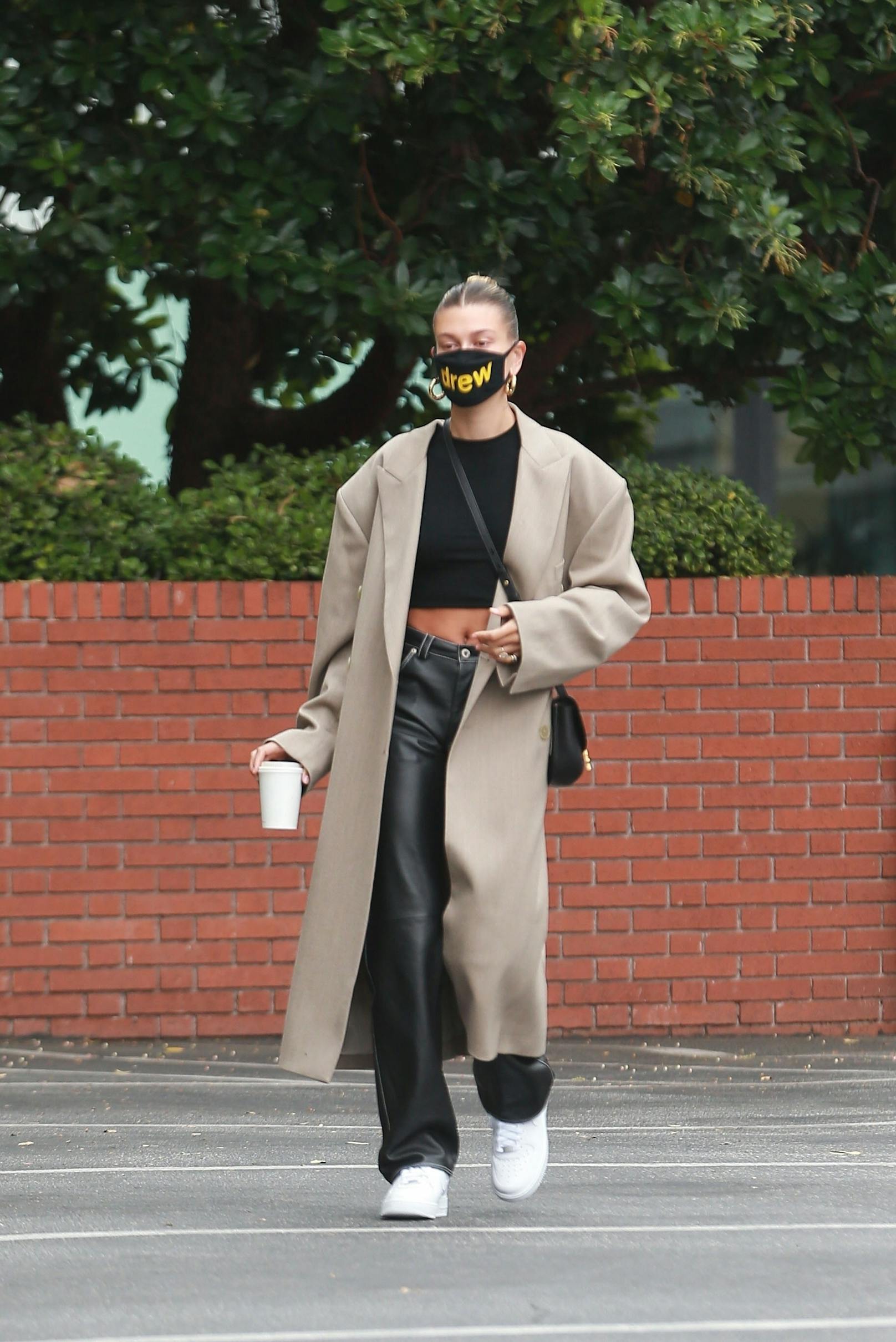 Hailey Bieber (23) hat sich eine Maske vom Label ihres Mannes Justin Bieber (26), <a href="https://thehouseofdrew.com/">Drew House</a>, gesichert. Die Maske ist leider ausverkauft – aber als Inspiration ist sie, so kombiniert zum Chanel-Pulli, trotzdem gut.