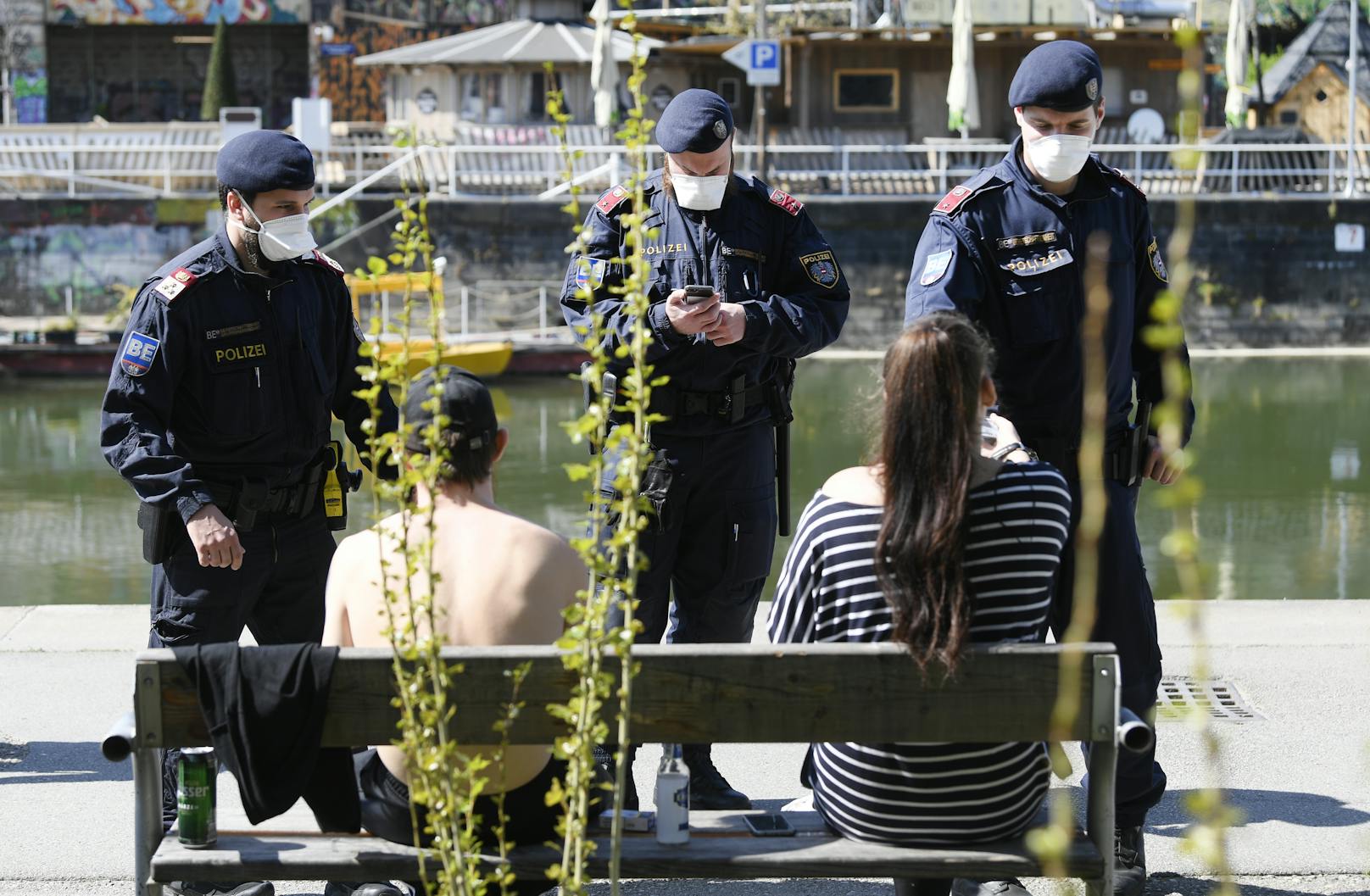 Kontrollen bei Masken und Abständen: Die Corona-Pandemie erweiterte die Aufgaben-Palette der Polizei erheblich.