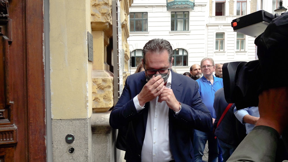 Die Maske hatte Strache zu Hause vergessen, ein Anhänger gab ihm eine ungebrauchte. Am Bezirksamt Landstraße reichte Heinz-Christian Strache die ersten Unterstützungserklärungen seiner Partei ein. 
