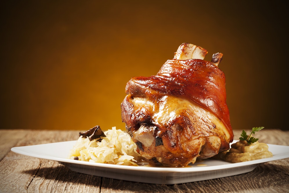 Zur Grill-Stelze gehören Senf, Kren und Saures wie Essig- oder Salzgurken.&nbsp;