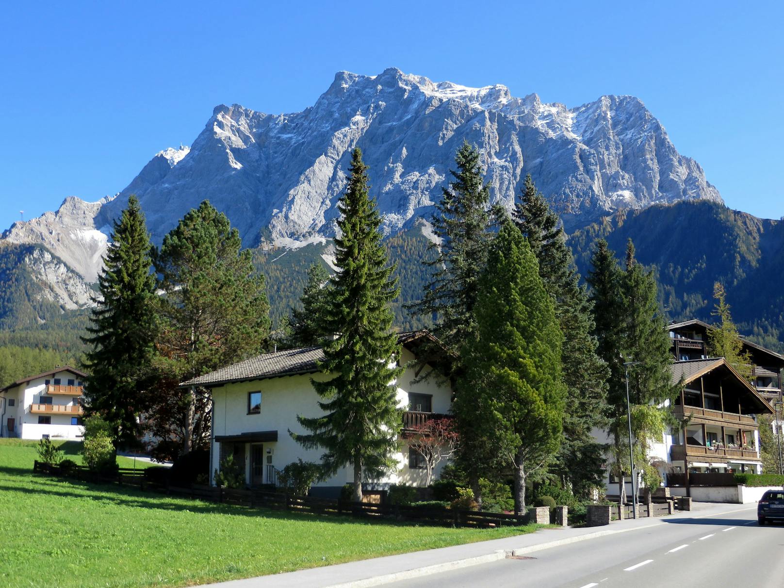 Die Gemeinde Ehrwald liegt auf Tiroler Seite der Zugspitze (im Hintergrund).