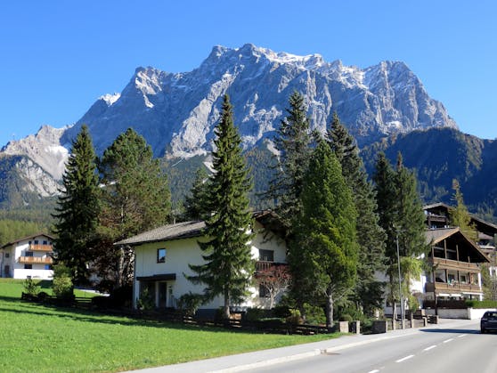 Die Gemeinde Ehrwald liegt auf Tiroler Seite der Zugspitze (im Hintergrund).