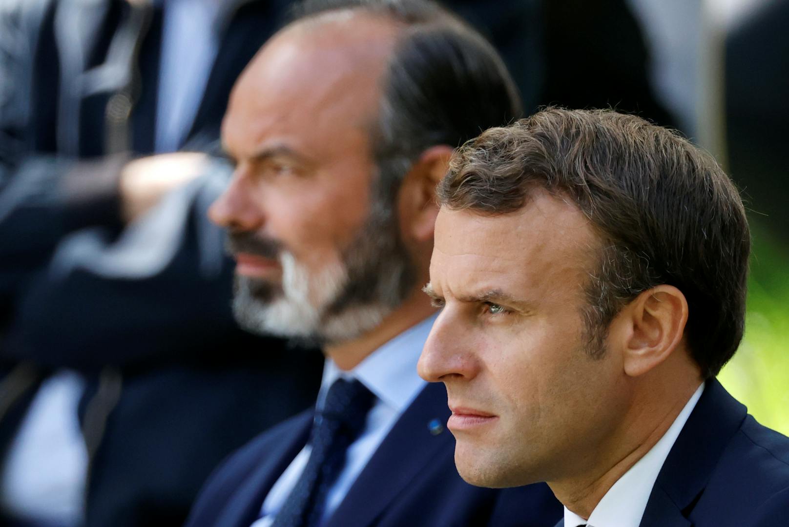 Premierminister Édouard Philippe (h.) und Präsident Emmanuel Macron (r.)