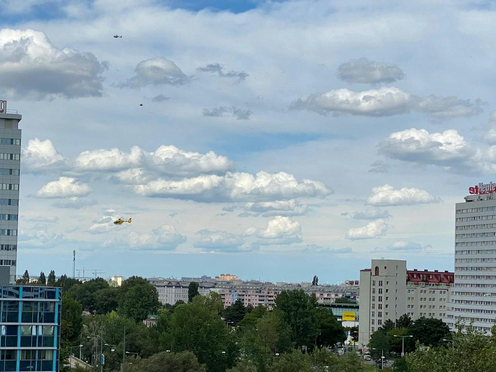 Mehrere Hubschrauber kreisen über Döbling und Brigittenau.