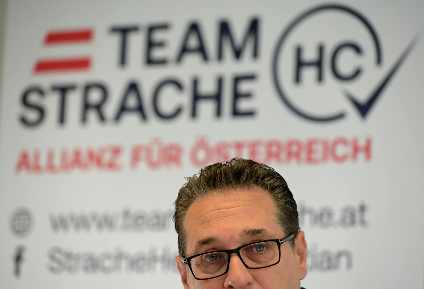 Obwohl das "Team Strache" schon mit (von der FPÖ übergelaufenen) Mandataren in der Wiener Stadtpolitik vertreten ist, müssen Strache und seine Mitstreiter für ihr erstmaliges Antreten in bei einer Wien-Wahl knapp 3.000 Unterschriften sammeln.