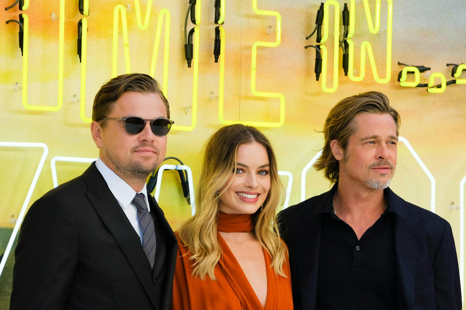 v.l.n.r. Leonardo DiCaprio, Margot Robbie und Brad Pitt zeigen sich makellos bei der 'Once Upon a Time in Hollywood' London Premiere.