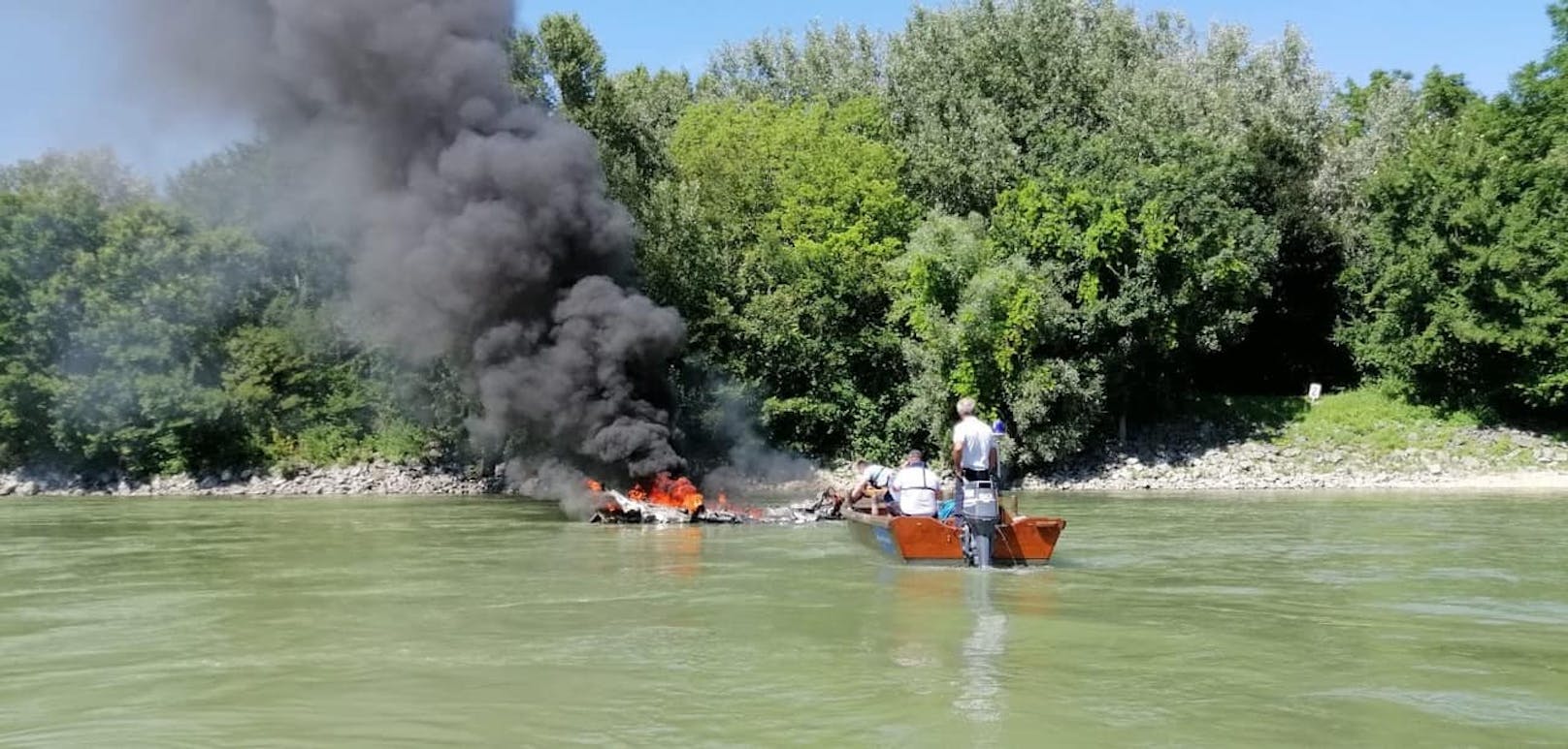 Bootsbrand auf der Donau