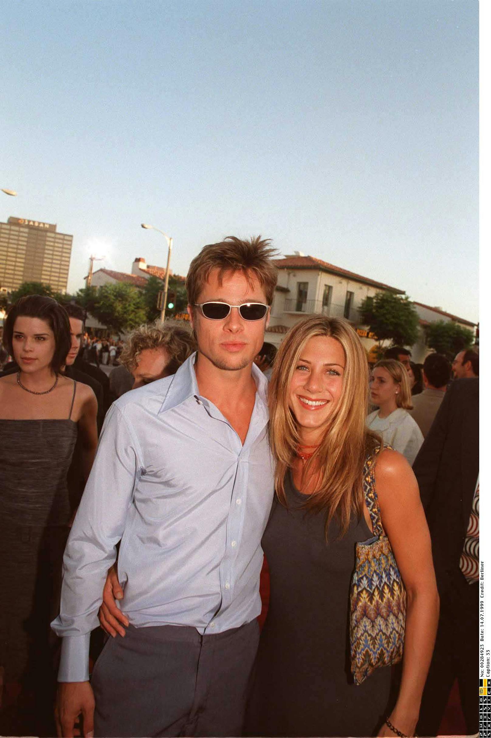 Brad Pitt mit seiner Ehefrau Jennifer Aniston. Mittlerweile sind die beiden Schauspieler wieder geschieden. Sie waren von 2000 bis 2005 zusammen.