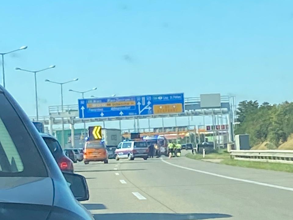 Stau in Richtung Wien nach einem Unfall beim Knoten Vösendorf