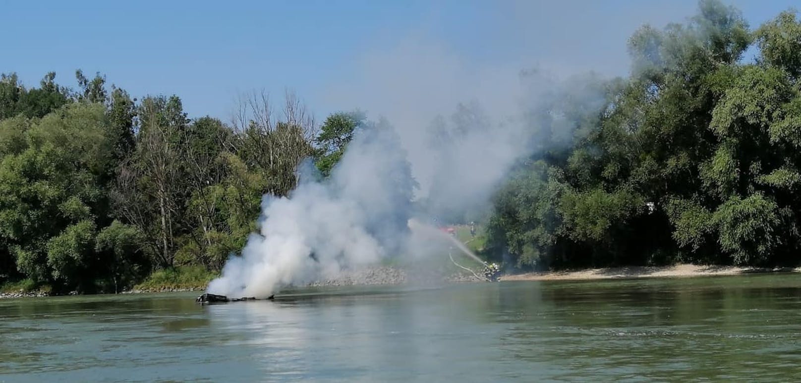 Bootsbrand auf der Donau