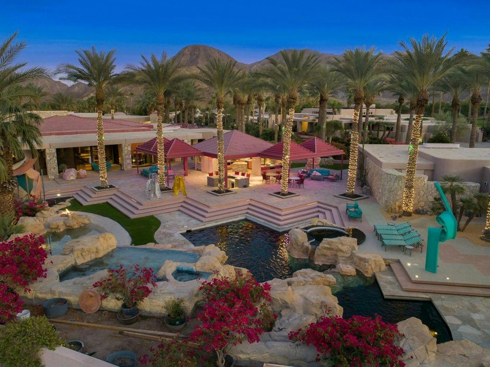 Sieben Schlafzimmer, 14 Badezimmer und eine ganze Pool-Landschaft in Pink kosten hier 5,99 Millionen Dollar.<br>
