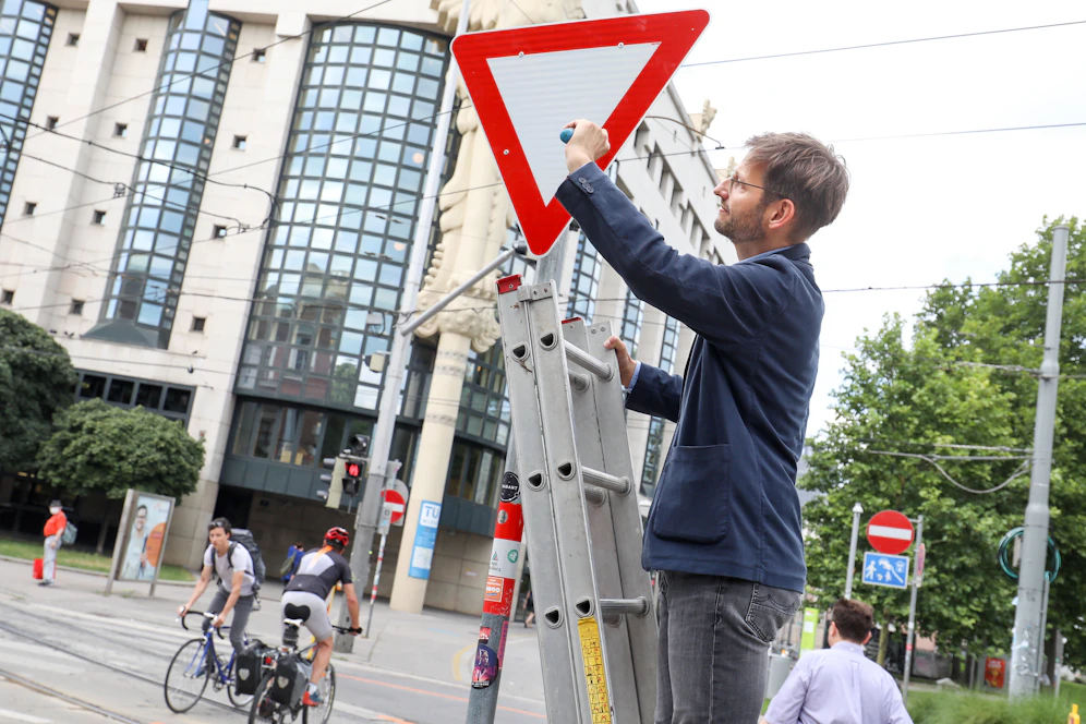 Statt der Stopptafel wurde ein Vorrang-geben-Schild angebracht.