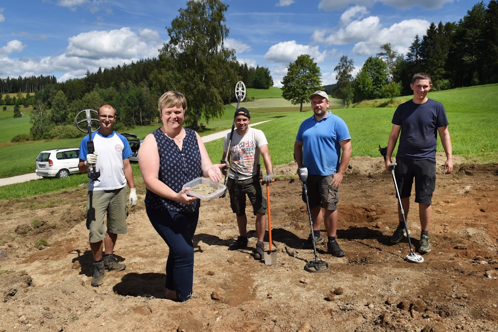 Das Finder-Quartett mit Grundstücksbesitzerin Edeltraud Hüttmannsberger.