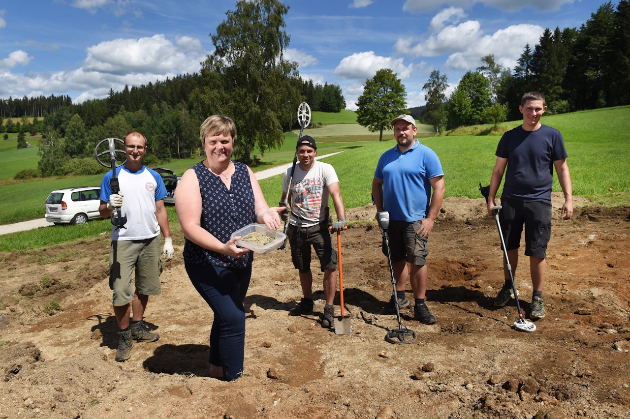 Heute.at - Hobby-Schatzsucher finden 1.500 Silbermünzen
