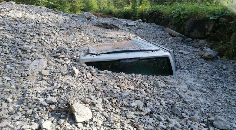 Eine Geröll-Lawine begrub den VW-Transporter unter sich.