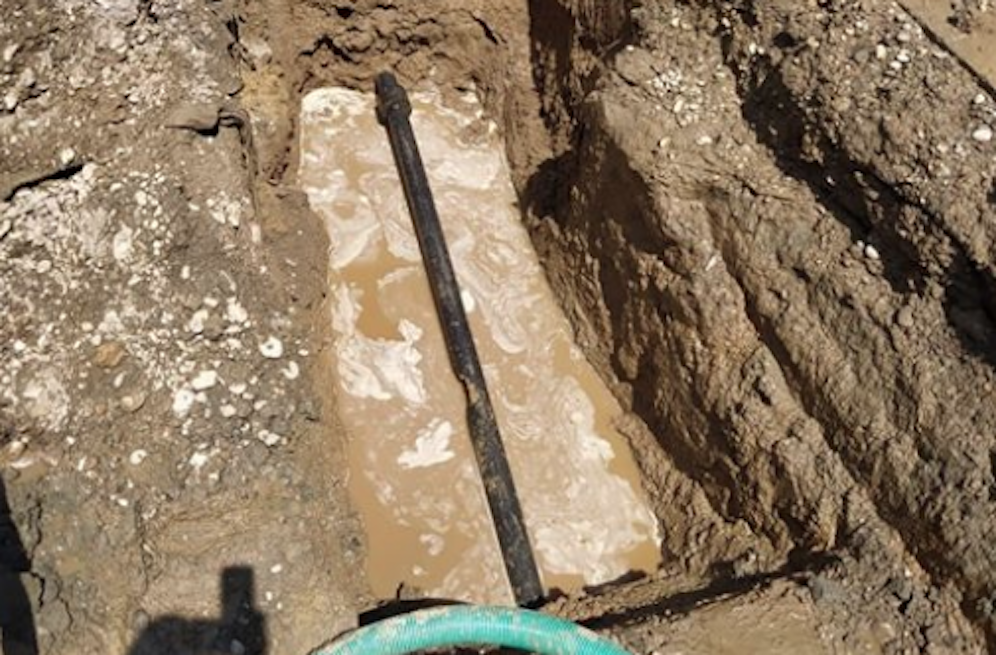 In Steyregg sorgt ein Wasserrohrbruch für eine Straßensperre.