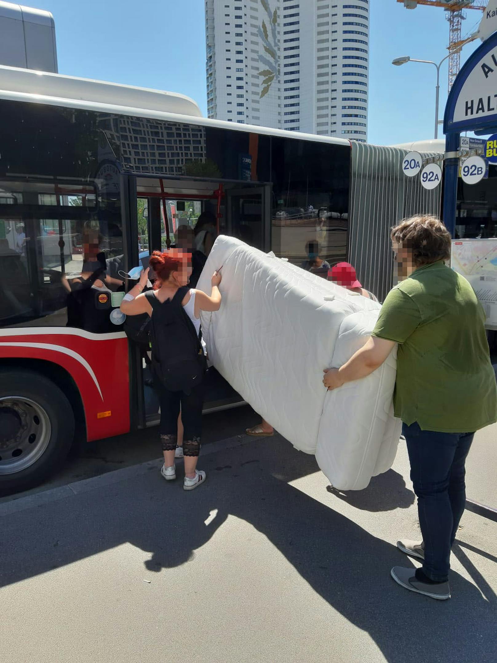 Das Paar transportiere gleich zwei Matratzen mit dem Bus.
