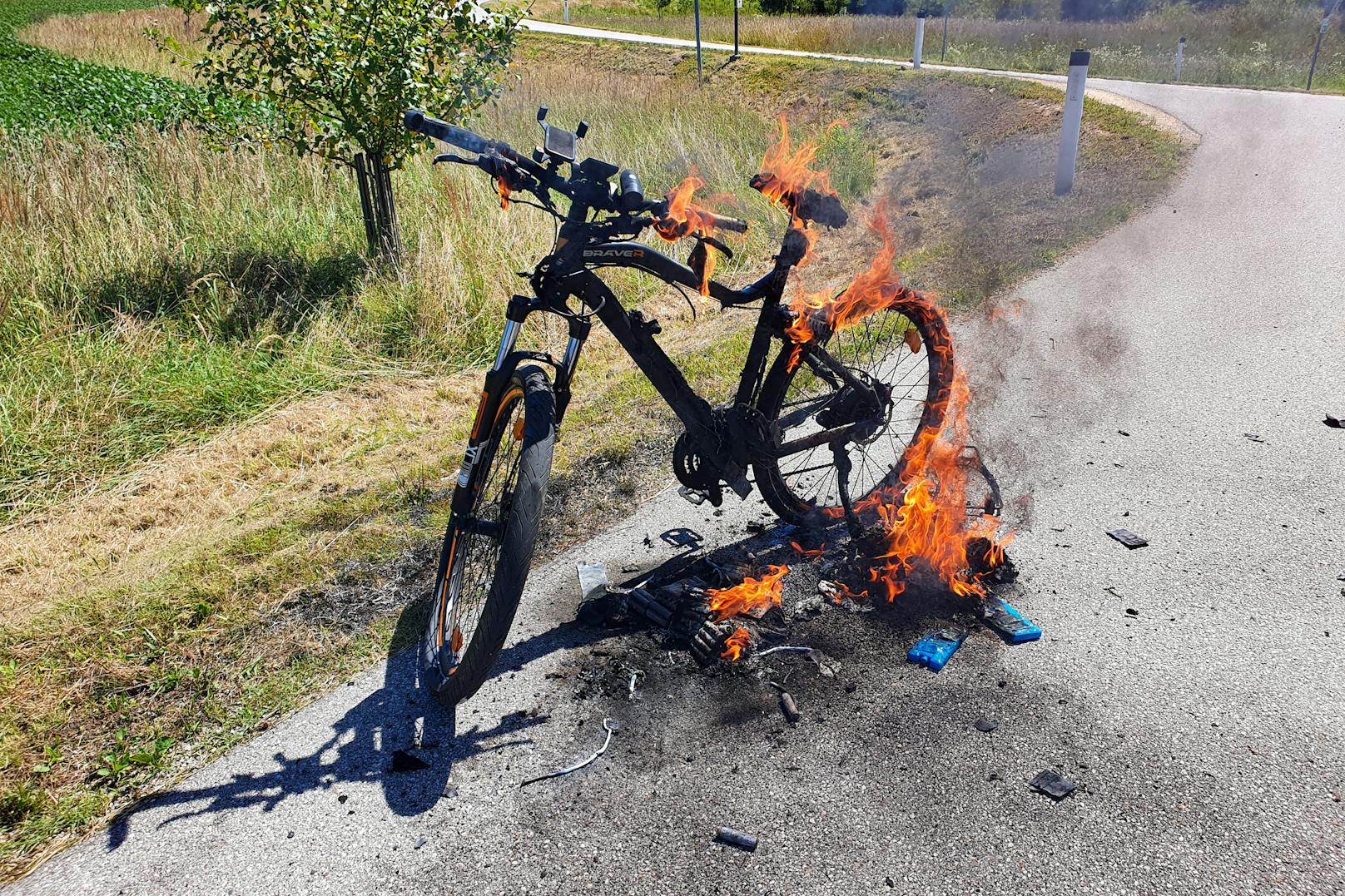 In Enns fing ein E-Bike während der Fahrt Feuer.
