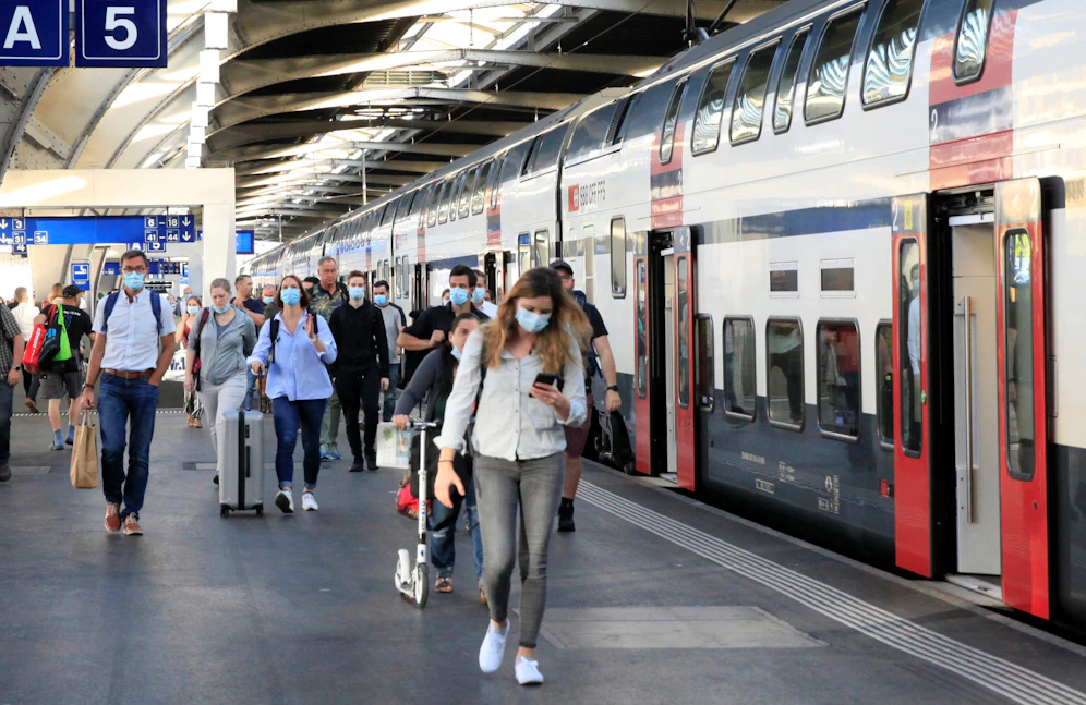 Die Maskenpflicht könnte bald auch außerhalb der Öffis zum Zug kommen.