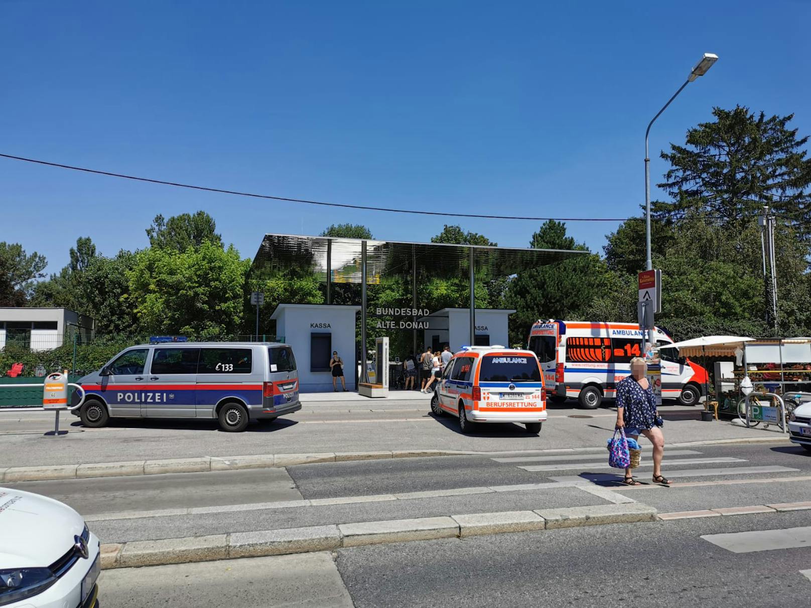 Frau nach Badeunfall an Alter Donau ins Spital geflogen