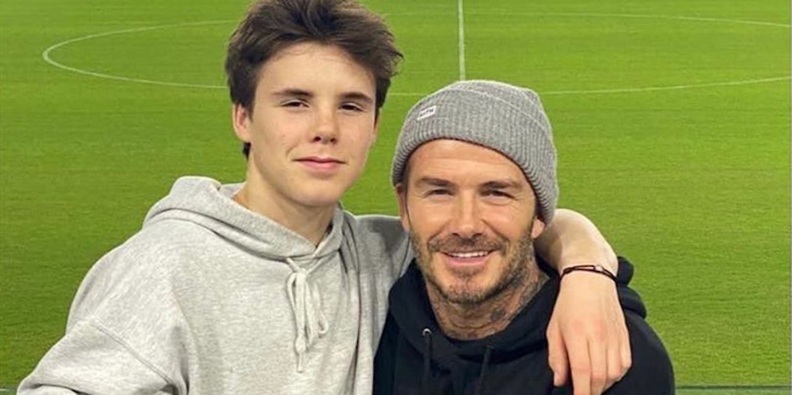 Cruz Beckham schaut auf seinen Papa