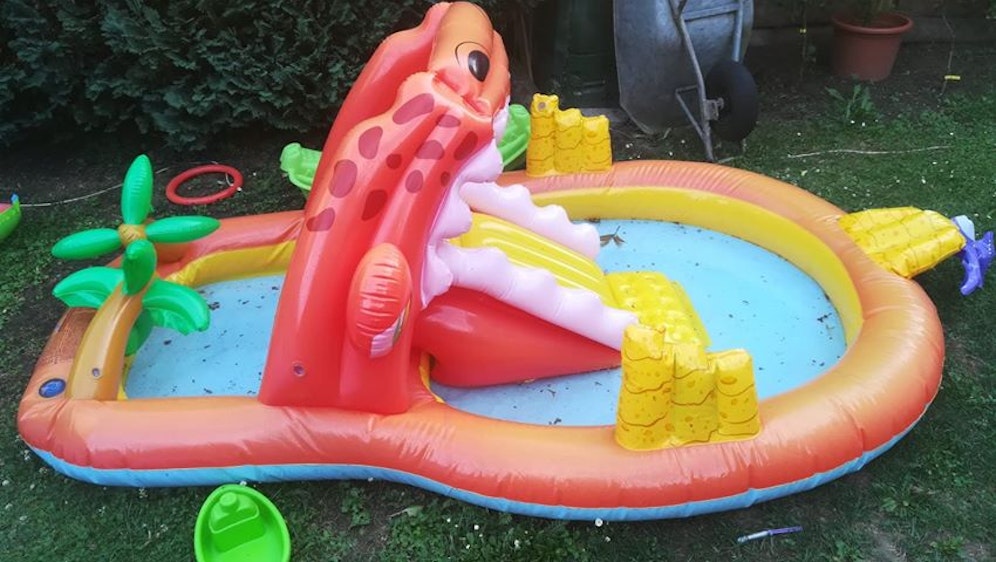 Markus soll um eine Genehmigung für dieses Babybecken ansuchen. 