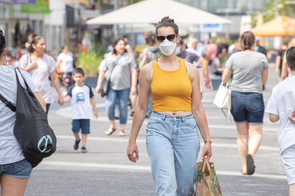 Die Coronazahlen in Österreich und in Wien geben weiter Anlass zur Sorge. Im Bild: Eine Frau mit Maske auf der Wiener Favoritenstraße.