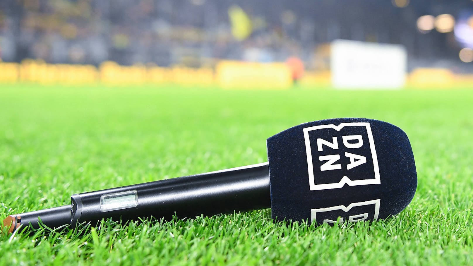Streit um TV-Rechte: DAZN klagt Bundesliga