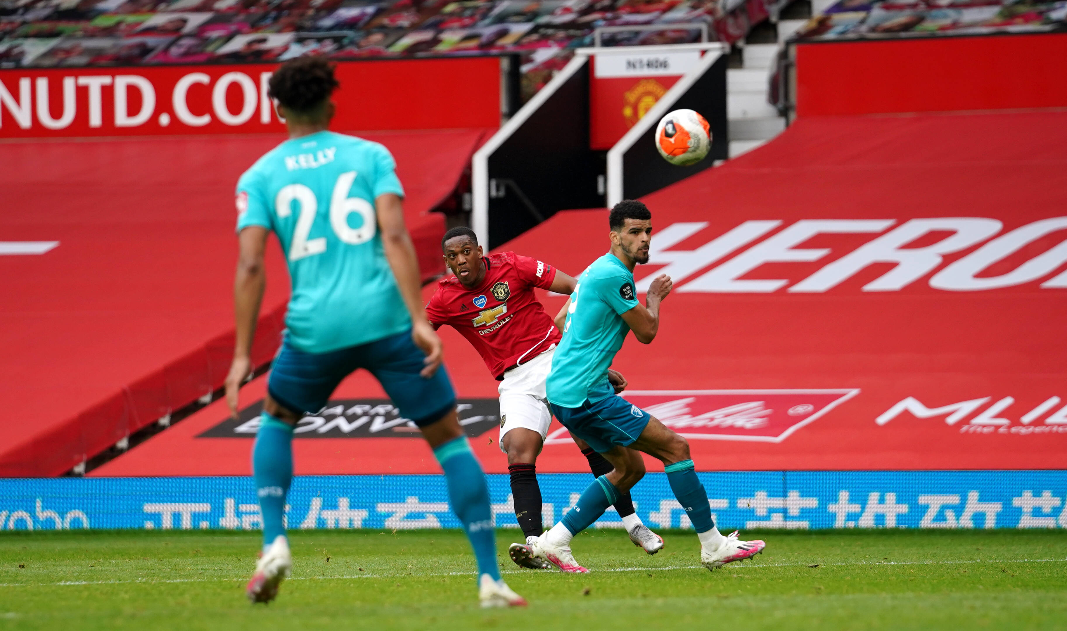 Anthony Martial schaut dem Ball nach. Er schlägt im Kreuzeck ein.